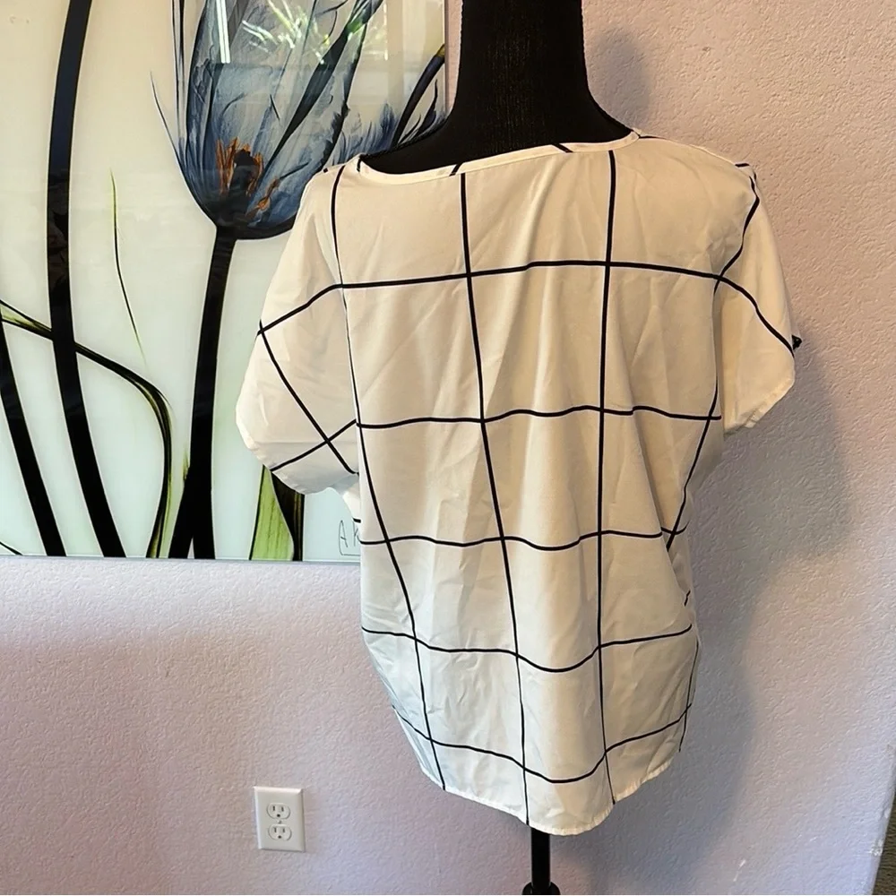 Must bundle women’s blouse shirt size large - Picture 3 of 4